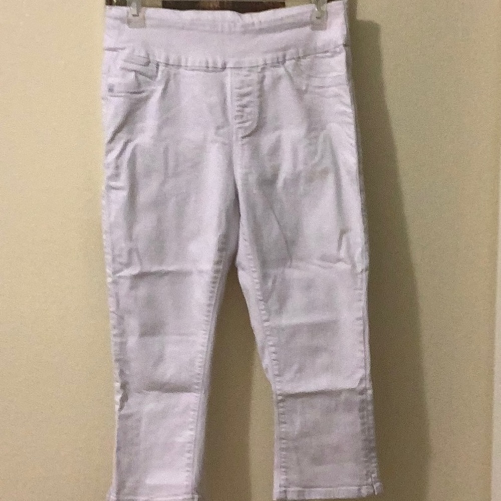 Lola jeans. High rise capri, size 6, white. Wore a few time, good condition.